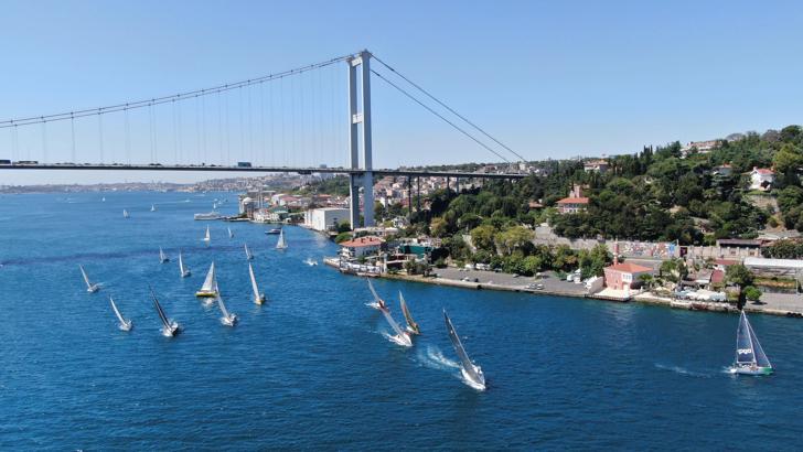 Yelkenlilerin yarışı boğazın güzelliğine güzellik kattı