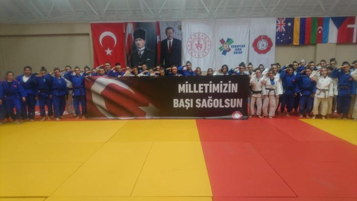 Milli judoculardan asker selamlı destek