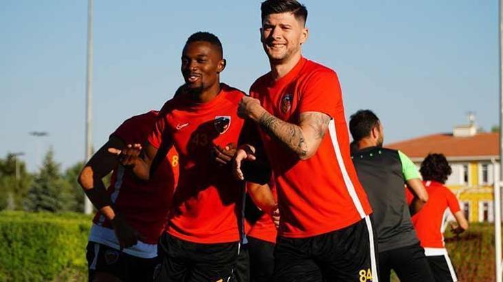 Galatasaray için transferde varsa yoksa orta saha! Mensah, Jakub Moder...