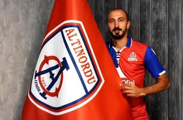 Altınordu, dış transferde ilk imzayı Ahmet İlhan Özek'e attırdı