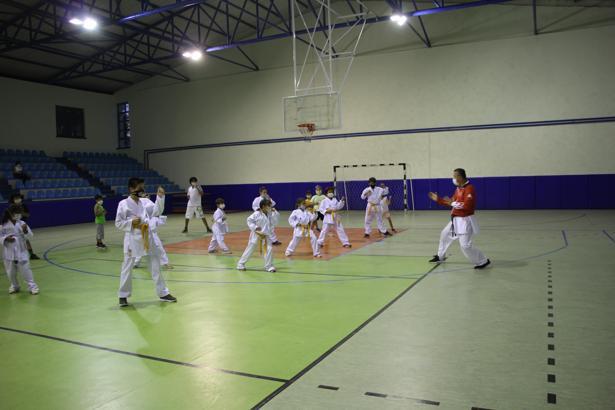 Milli antrenör çocuklara ücretsiz karate eğitimi veriyor
