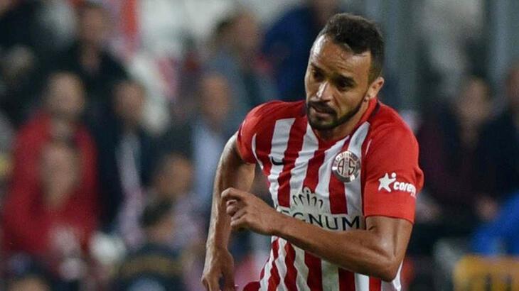 Antalyaspor'da Charles Silva ile yollar ayrıldı
