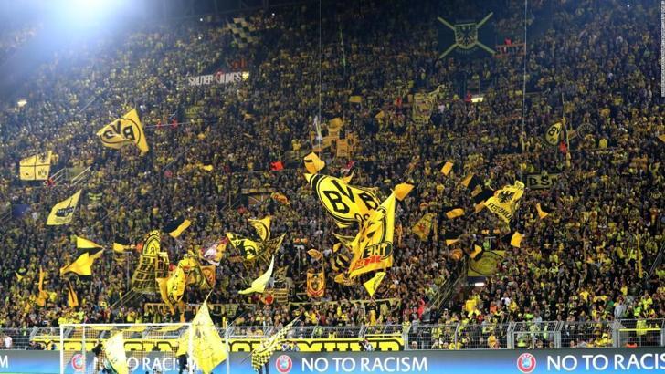 Almanya Bundesliga'da taraftarlar stadyumlara dönüyor