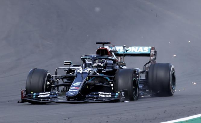 Lewis Hamilton patlak lastikle kazandı