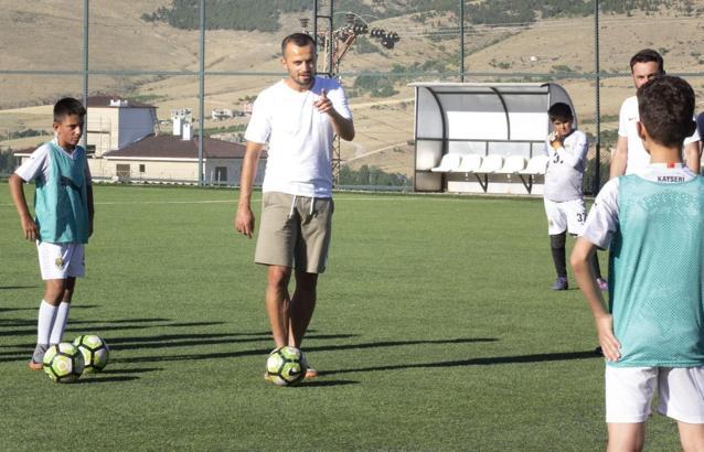 İlhan Parlak, yetiştiği takımın altyapısını unutmadı