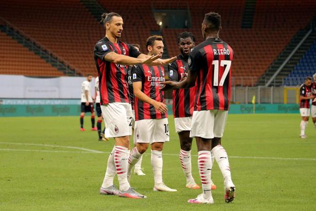 Zlatan Ibrahimovic tarihe geçti, Milan rahat kazandı