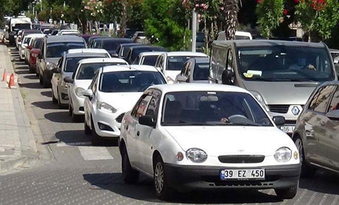 Çanakkale'de tatilciler dönüşe erken başladı, 2 kilometre kuyruk oluştu