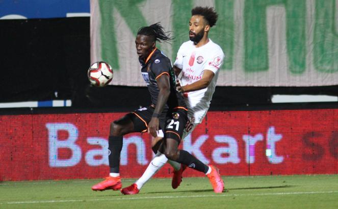 SON DAKİKA! Beşiktaş Fabrice N'Sakala transferini bitirdi