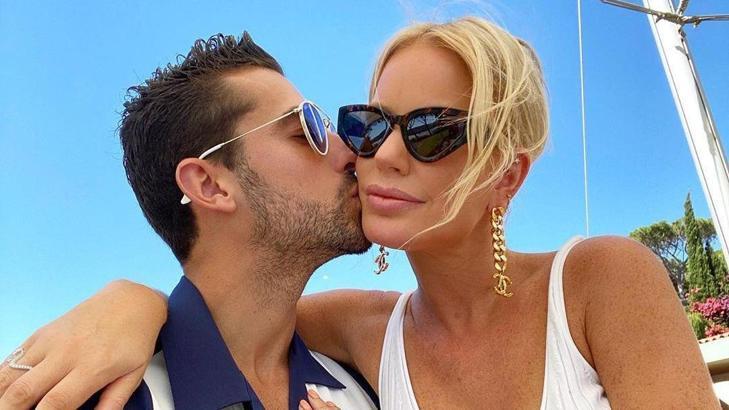 Caroline Stanbury kendisinden 19 yaş küçük futbolcuyla aşk yaşıyor