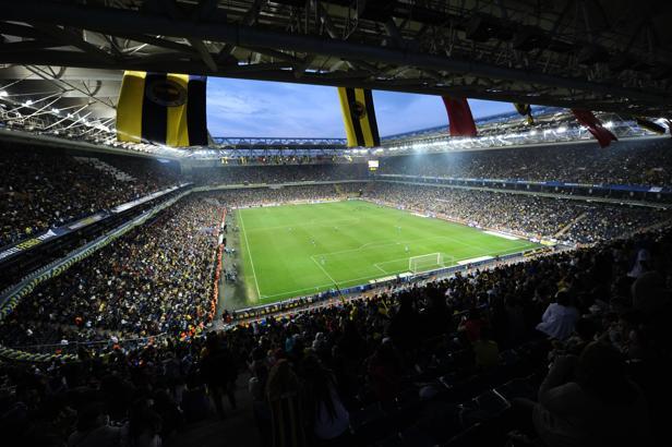 Sahada Başakşehir, tribünde Fenerbahçe şampiyon
