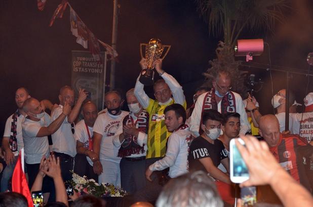 TFF 2. Lig'e yükselen Turgutluspor'a coşkulu karşılama