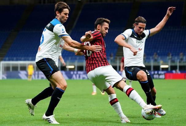 Hakan Çalhanoğlu'nun golü Milan'a yetmedi