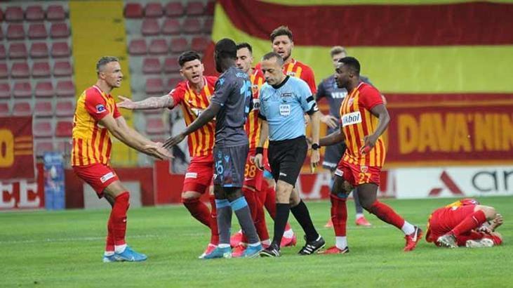 Son dakika... Kayserispor - Trabzonspor maçının ardından olay! Cüneyt Çakır'ın üzerine yürüdüler!