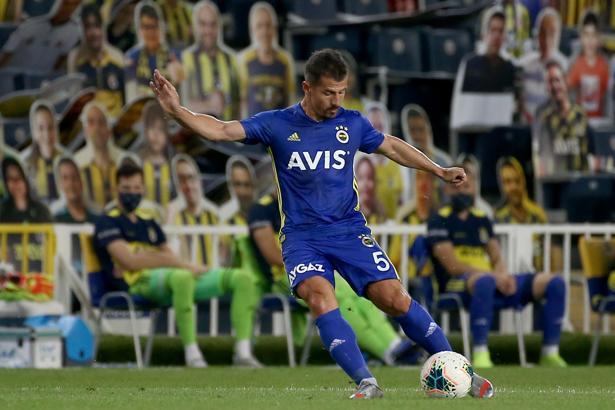 Emre Belözoğlu futbolculuk kariyerine nokta koydu!