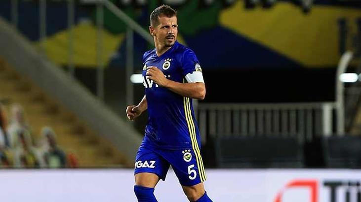 Emre Belözoğlu'ndan 40 yaşında resital!