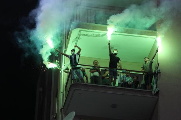 Denizlispor'un Süper Lig'de kalması meşaleler ile kutlandı