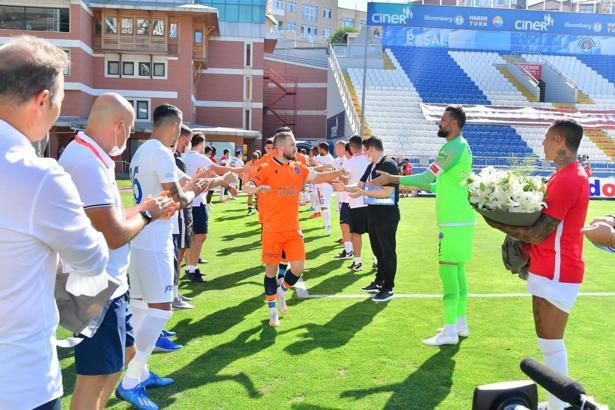 Kasımpaşa, şampiyon Medipol Başakşehir'i alkışlarla karşıladı