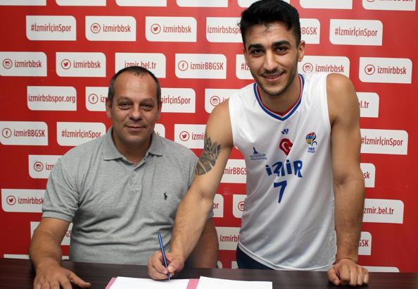 İzmir Büyükşehir Belediyespor, Ahmet Efetürk'ün sözleşmesini yeniledi