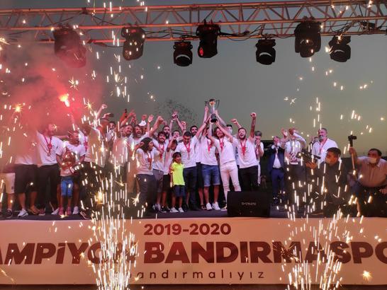 Bandırmaspor kupasına kavuştu, Bandırma'da yer yerinden oynadı!