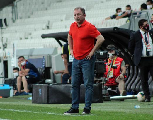 Sergen Yalçın ilk derbi galibiyetini yaşadı