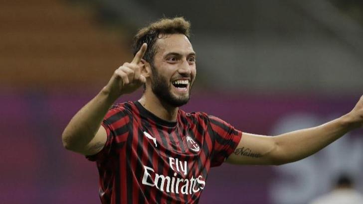 Hakan Çalhanoğlu Milan'dan ayrılacak mı? Hocası açıkladı!