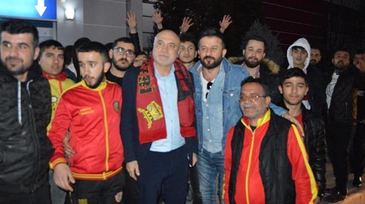 Yeni Malatyaspor taraftarından Hikmet Karaman'a coşkulu karşılama