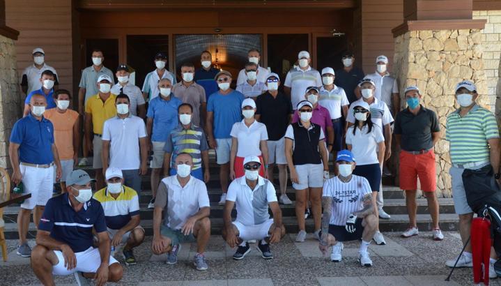Golfçülerden 'maskeni tak, mesafeni koru' mesajı