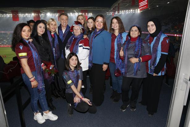 Trabzonspor ve Passolig'den kadın taraftarlara jest