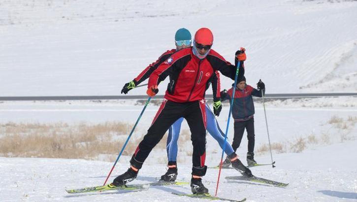 Milli kayaklı koşucular, olimpiyat kotası için asfaltta ter döküyor