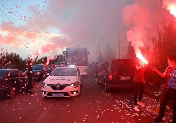 Trabzonspor taraftarı, takımı meşale şovla stadyuma uğurlayacak