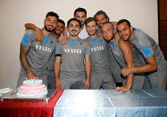 Trabzonspor'da Abdülkadir Ömür'ün doğum günü kutlandı