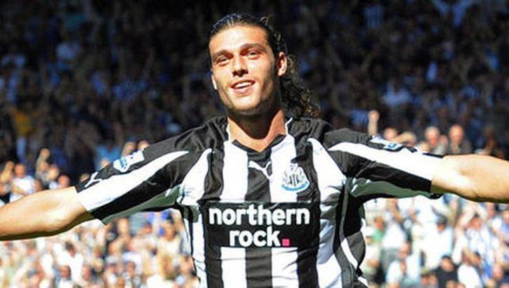 Newcastle United'dan Carroll ve Manquillo'ya yeni sözleşme