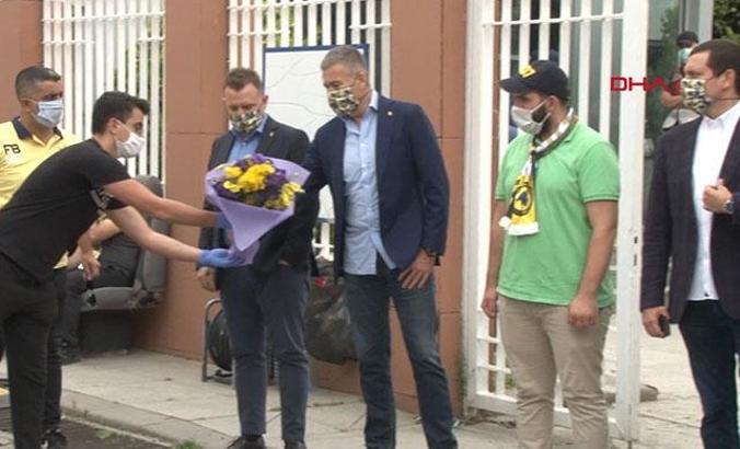 Fenerbahçeli taraftarlardan yöneticilere çiçek