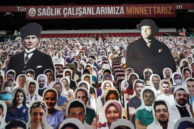 Özel konuklar Türk Telekom Stadı'nda tribünde