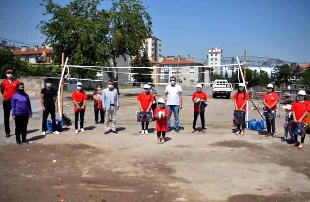 Voleybol tutkunu aileye federasyondan malzeme desteği
