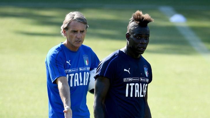 Roberto Mancini'den Mario Balotelli'ye eleştiri: Yeteneğini heba ettiğini görecek