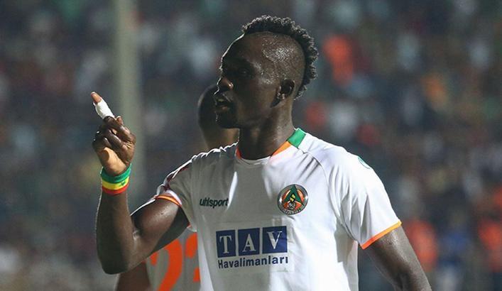 Papiss Cisse Vagner Love'u yakaladı
