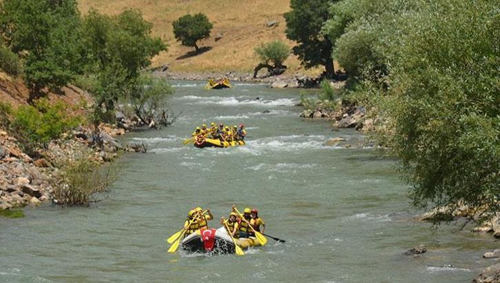 Şırnak'ta sosyal mesafeli rafting yaptılar