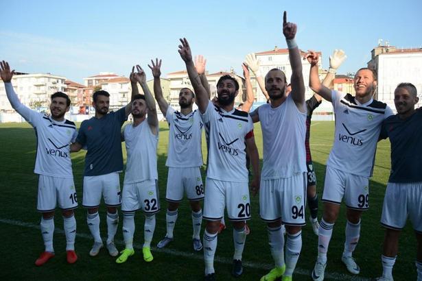 Manisa Büyükşehir Belediyespor yarı finalin kapısını araladı