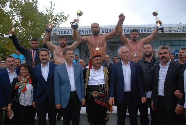 Tokat'ta başpehlivan Ali Gürbüz oldu