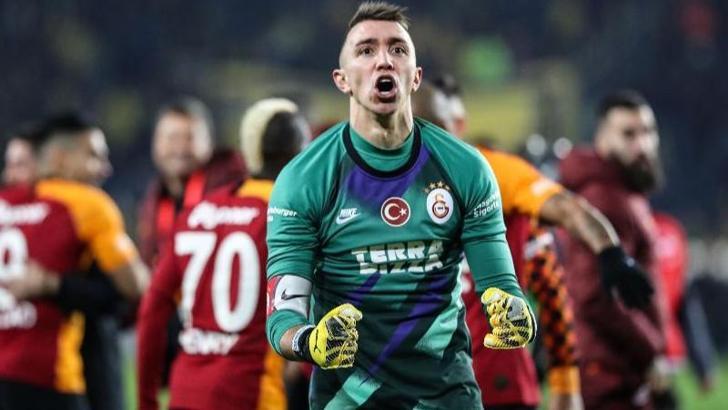 Muslera Galatasaray tarihine geçiyor!