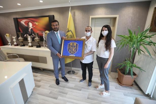 Mülteci çocuklardan, Ankaragücü Başkanı Fatih Mert'e özel hediye