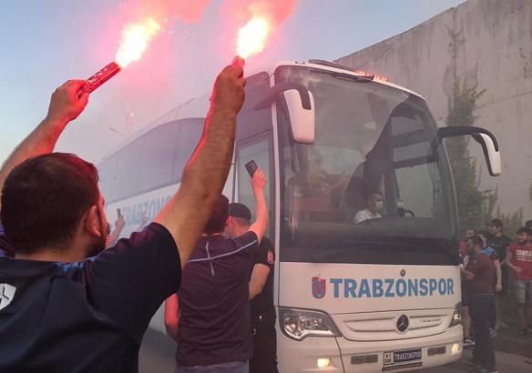 Trabzonspor taraftarı, takımı tezahüratlarla uğurladı