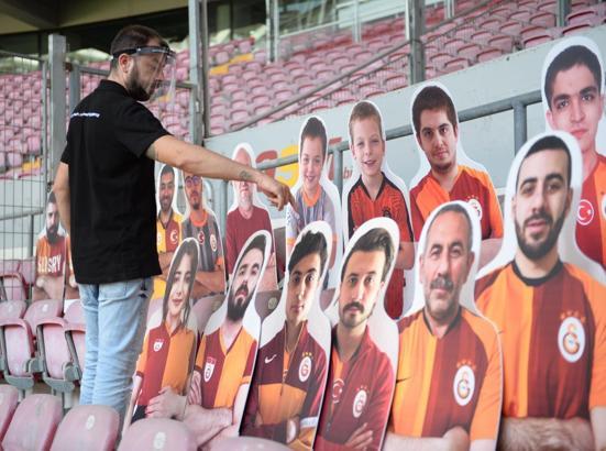 Galatasaray'da taraftarlar tribündeki yerlerini almaya başladı