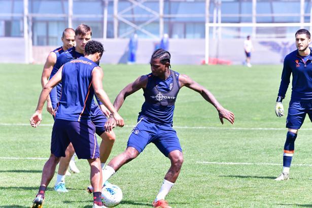 Başakşehir idmanında futbolcular hırs küpü