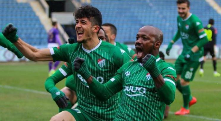 Bursaspor, son dakikalarda bulduğu gollerle dikkat çekti