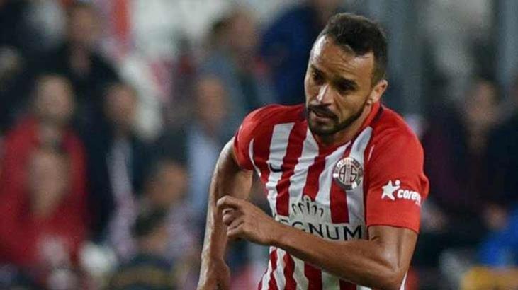 Antalyaspor Charles'i sildi