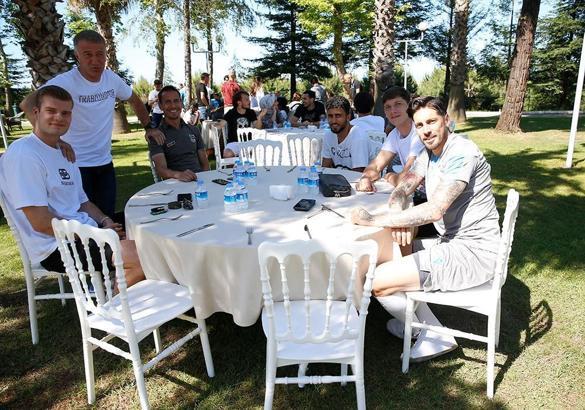 Ahmet Ağaoğlu, futbolcular ve aileleri ile yemekte buluştu
