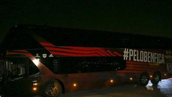 Benfica otobüsüne taşlı saldırı