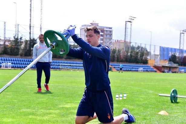 Başakşehir, çift idman ile lige hazırlanıyor
